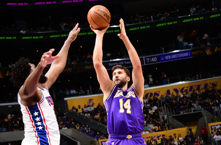 不敢相信！湖人替补内线老将竟然成为了球队逆转76人的奇兵？