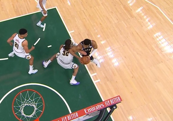 k1体育中国官方网站-一般人可扛不住！字母哥低位背打戈登转身用肘被吹进攻犯规