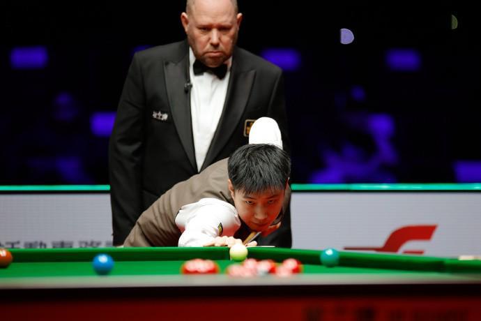 K1体育官方-历史首次！赵心童、周跃龙惊险晋级，国手包揽斯诺克世界大奖赛4强