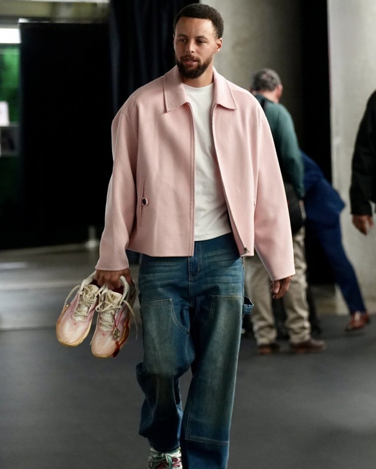 k1体育中国官方网站-致敬！库里训练中上脚安踏欧文3代“中国新年”配色球鞋