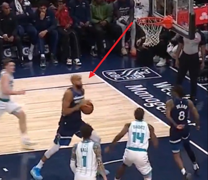 K1官方网站-戈贝尔筐底放篮不进！场边麦丹无奈捂脸&amp;华子直接站起无语摊手