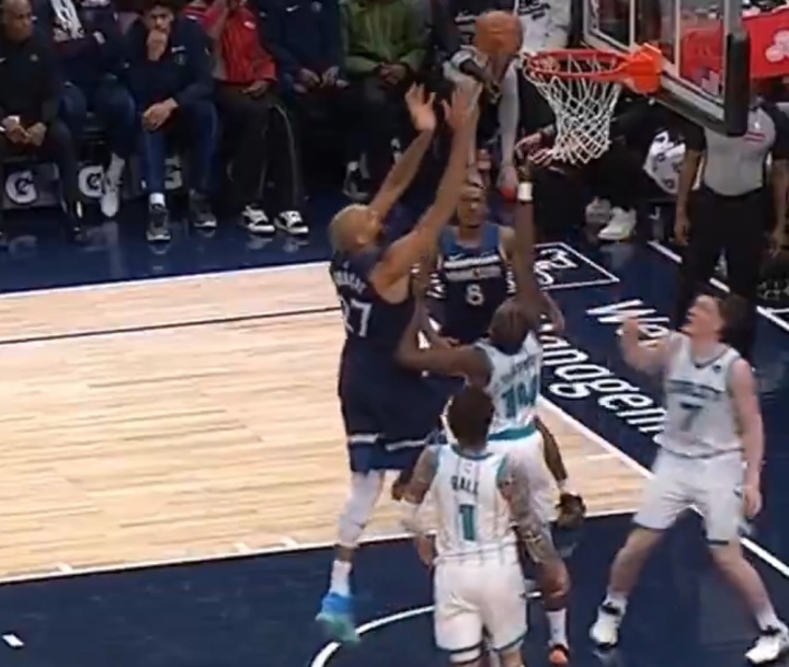 K1官方网站-戈贝尔筐底放篮不进！场边麦丹无奈捂脸&amp;华子直接站起无语摊手